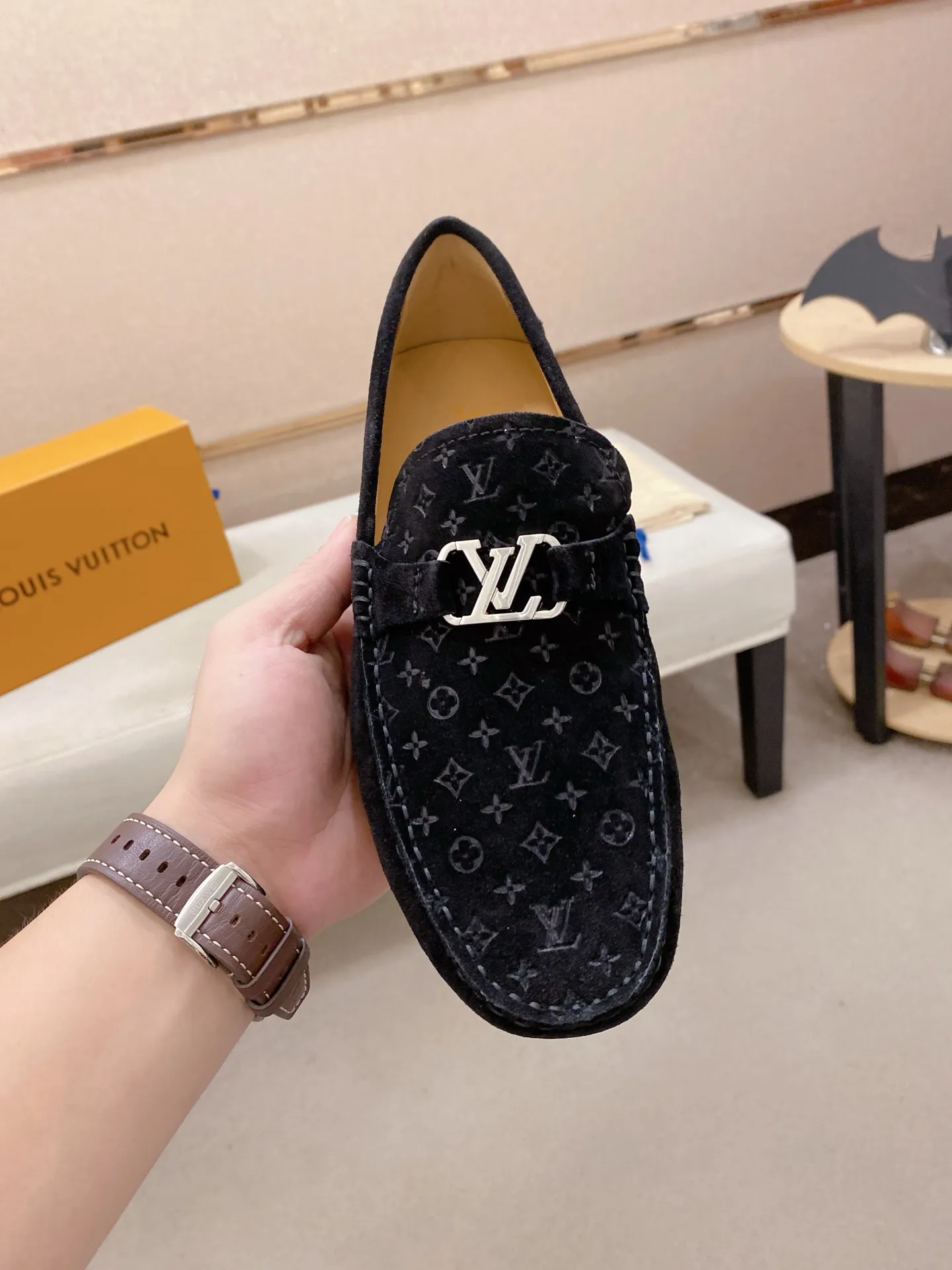 Factory price: 500💰High-end quality! LV 🆕🆕Exclusive hot-selling products in stock🔥🔥New products on the shelves, high-quality Ferragamo men's pea shoes, high-end casual driving shoes, with complete packaging! 💪 💪 Material: Imported suede cowhide 🐂 + Imported high-quality buffalo leather lining + wear-resistant outsole 👍🏻👍🏻 Features: High-end and comfortable, purely handmade 🚀 🚀 Create the perfect shoes that suit you best 🔥 🔥 Size: (38-44) 45 standard size can be customized!